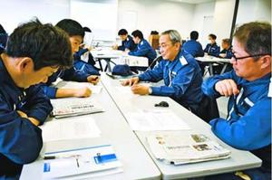 新聞を使って読解力や考える力を養うために行われた研修=28日、小松島市の徳島海上保安部
