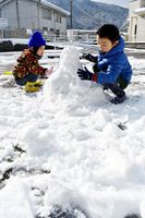 雪だるまを作る子どもたち＝午前１０時４０分ごろ、三好市池田町マチ