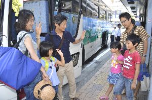 見送りに来た人と別れを惜しむ家族連れ＝午前９時４０分ごろ、徳島駅前の高速バスターミナル