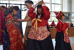民族衣装を試着する子どもたち＝徳島市の文化の森総合公園
