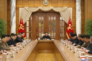 　１日、北朝鮮・平壌で開かれた朝鮮労働党政治局会議で、司会を務める金正恩党総書記（中央）（朝鮮中央通信＝共同）