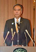 　記者会見で、知事選に４選を目指し立候補することを表明した長野県の阿部守一知事＝１７日午後、長野市
