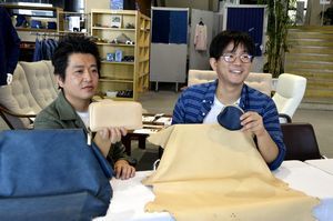 シカの皮を使った革製品について説明する蔦さん（右）と三木さん＝徳島市立木工会館