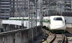 　東北新幹線開業４０周年で、ＪＲ仙台駅から東京方面へ向かう開業当時の「２００系」カラーリングを再現した新幹線＝２５日午前、仙台市