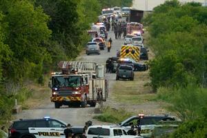 　大型トレーラーから多くの遺体が見つかった現場＝２７日、米南部テキサス州サンアントニオ（ＡＰ＝共同）