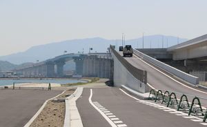 徳島南部自動車道の徳島沖洲ＩＣ付近。新町川橋を渡った向こう側は徳島市津田地区