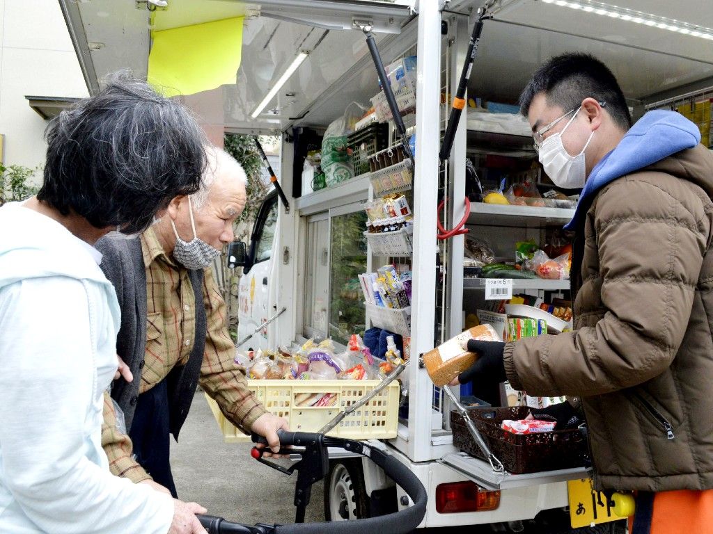 徳島発の移動スーパー「とくし丸」　コロナ下、高齢者の支えに
