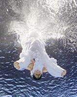 　女子高飛び込み準決勝　４回目の演技で入水する荒井祭里＝ブダペスト（共同）