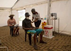 　２９日、南アフリカ・ヨハネスブルク近郊のソウェトで、新型コロナウイルスのワクチン接種を受ける人たち（ＡＰ＝共同）