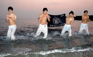 冬の海に膝までつかりながら、寒稽古をする日本拳法部員ら＝午前６時４５分、徳島市川内町の小松海岸