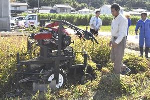 試作機での藍収穫を見学する関係者=石井町の県農林水産総合技術支援センター