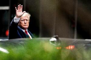 　米ニューヨークの「トランプタワー」を出て、手を振るトランプ前大統領＝１０日（ＡＰ＝共同）