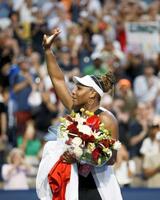 　テニスのナショナルバンク・オープンの女子シングルス敗退後、観客に手を振るセリーナ・ウィリアムズ＝１０日、トロント（ロイター＝共同）