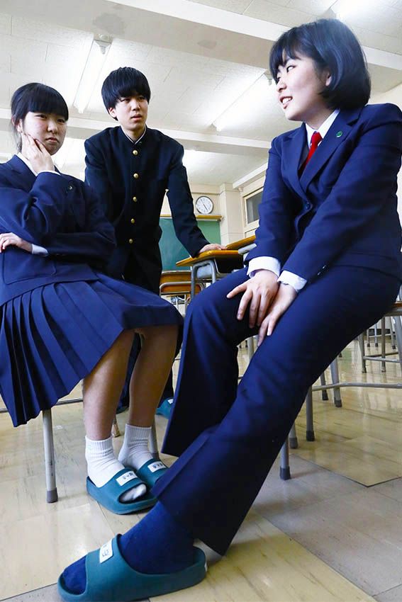県内高校で「ジェンダーレス制服」導入広がる　７割の21校でスラックスなど採用