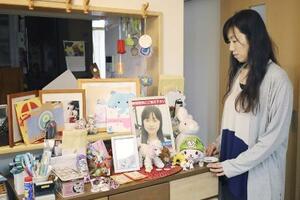 　昨年９月、小倉美咲さんの写真などを見つめる母とも子さん＝千葉県成田市の自宅