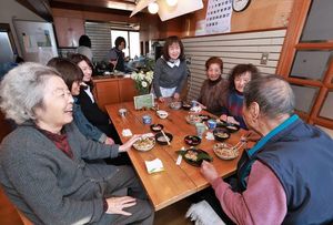 最後のカフェに集まった住民と談笑する上坂さん（右から４人目）＝鳴門市鳴門町高島