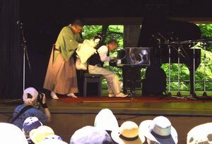 人形遣いの勘緑さん（左）と共演する山下さん＝那賀町の拝宮農村舞台
