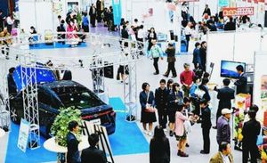 燃料電池車などが展示された徳島ビジネスチャレンジメッセ２０１５＝アスティとくしま