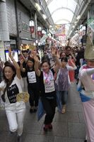 天神橋筋商店街を踊り進むにわか連の参加者ら＝大阪市内