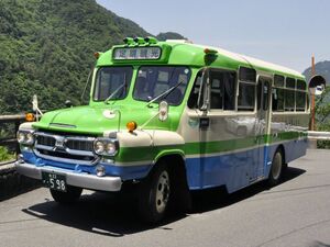 半世紀にわたり活躍したボンネットバス(四国交通提供)