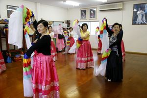 金さん（右端）の指導で韓国伝統舞踊を練習する受講生＝徳島市入田町の舞踊研究所