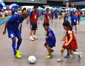 ミニサッカーを楽しむ徳島ヴォルティスの選手と子どもたち＝アスティとくしま