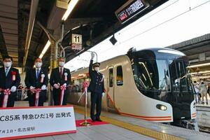 　名古屋駅を出発する、ＪＲ東海の新型在来線特急車両「ＨＣ８５系」特急「ひだ」＝１日午前