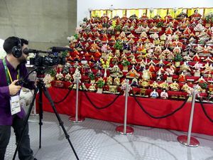 勝浦町のビッグひな祭りを撮影するテレビ局スタッフ＝リオデジャネイロのジャパンハウス