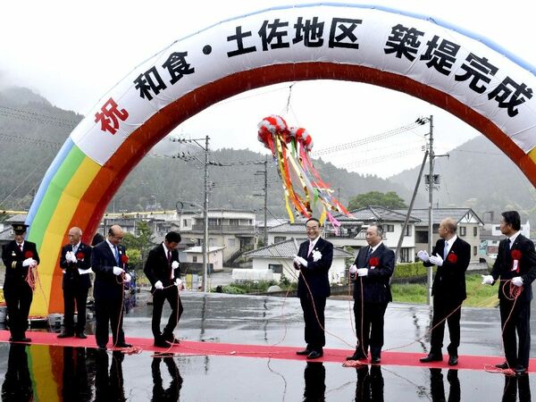 鷲敷地区堤防の完成祝う　豪雨被害減に期待　徳島県が記念式典