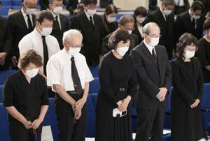 　熊本県人吉市で開かれた追悼式で黙とうする参列者＝３日午前