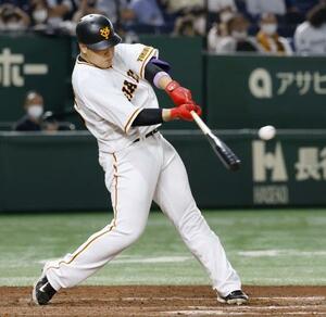 　８回巨人１死二、三塁、岡本和が中前に決勝の２点打を放つ＝東京ドーム