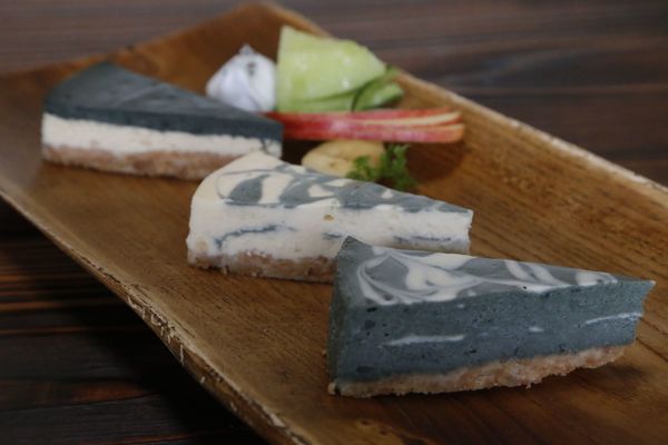 藍入りチーズケーキ考案 三好のカフェ 藍の日 に合わせ ３種類セット 食べ比べ楽しんで 徳島の話題 徳島ニュース 徳島新聞