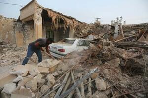 　２日、イラン南部ホルムズガン州で、地震によるがれきを片付ける男性（ＡＰ＝共同）