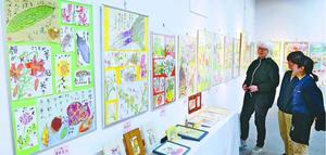 阿波和紙を使った絵手紙が並ぶ作品展=吉野川市山川町の阿波和紙伝統産業会館