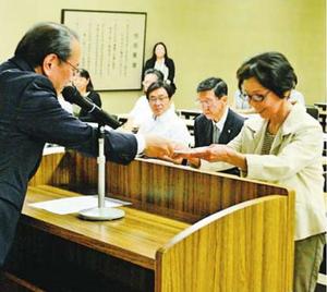 訪問団員(右)に委嘱状を手渡す遠藤市長=徳島市役所