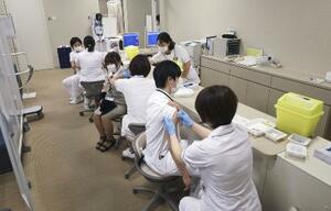 　１日、医療従事者を対象に行われた新型コロナワクチンの３回目接種＝熊本県八代市の熊本総合病院