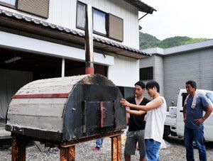 地域への感謝を込め、ピザ窯を造り上げた武蔵野大生と中田さん（右端）＝阿南市水井町