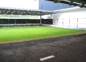 グラウンドの隣に設置された、屋根付きの投球練習場＝阿南市桑野町の市屋内多目的施設