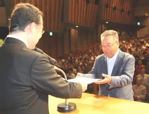 飯泉知事（左）から入学許可証を受け取る代表者＝あわぎんホール