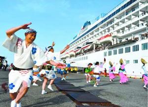 クルーズ船「飛鳥II」の出港を阿波踊りで見送る踊り子たち=小松島市金磯町
