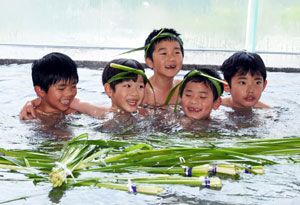 しょうぶ湯を楽しむ子どもたち＝那賀町大久保のもみじ川温泉