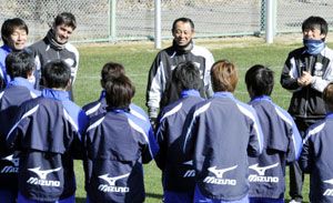 小林監督（中央）を囲んで１次キャンプを打ち上げる徳島の選手たち＝高知市の春野総合運動公園球技場