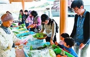 野菜を買い求める来場者=佐那河内村上の地域交流拠点施設「新家」