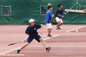 テニス男子シングルスで熱戦を繰り広げる選手たち=徳島市の大神子病院しあわせの里テニスセンター