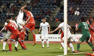 前半２６分、徳島の橋内（左から３人目）がヘディングで先制ゴールを決める＝熊本市のうまかな・よかなスタジアム