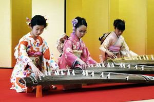 来場者の前で箏を演奏する小学生＝徳島城博物館